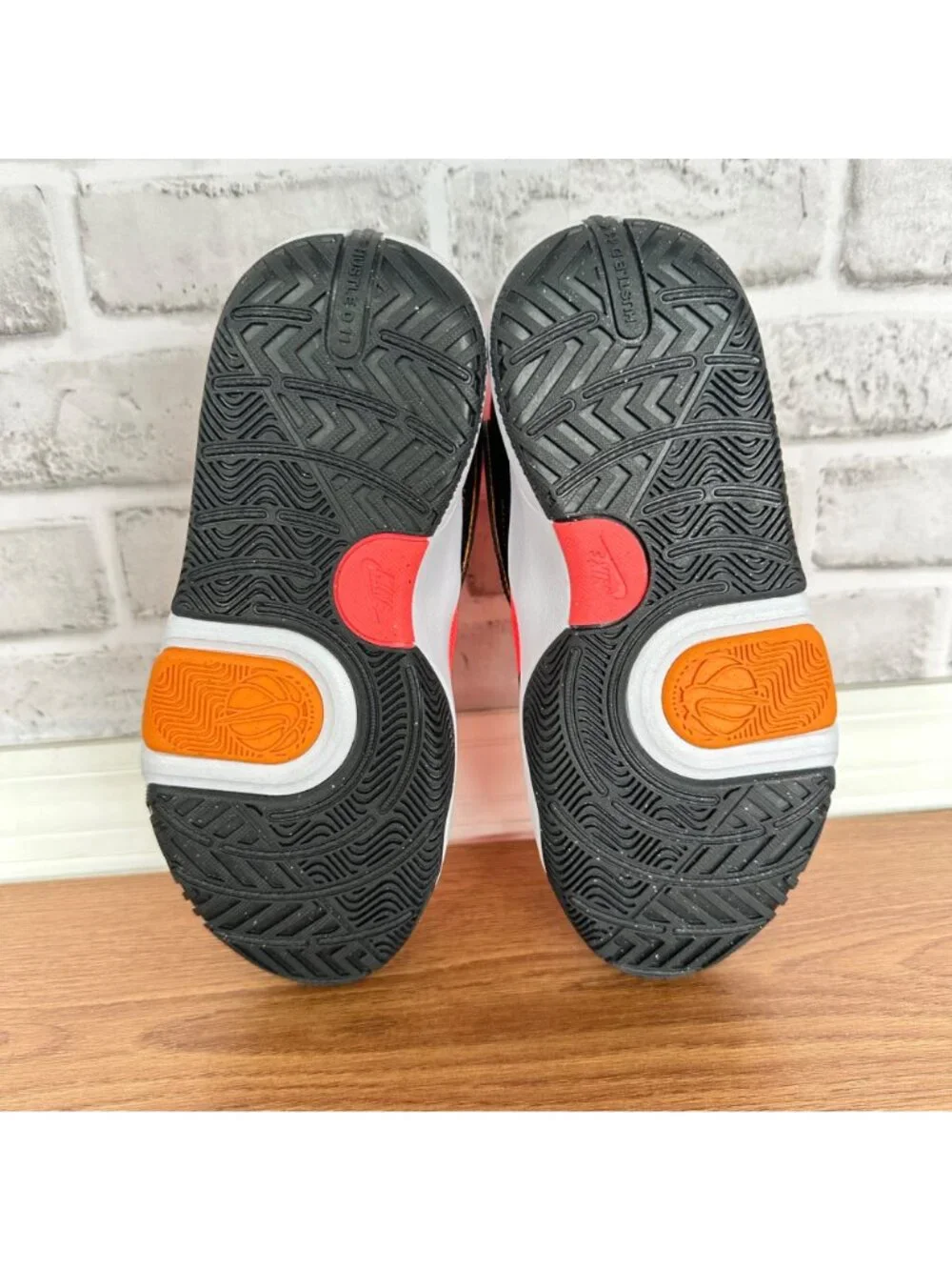⭐Nike Team Hustle D 11 GS Youth Sz 4Y Basketball Shoes Orange Sneaker DV8996-001